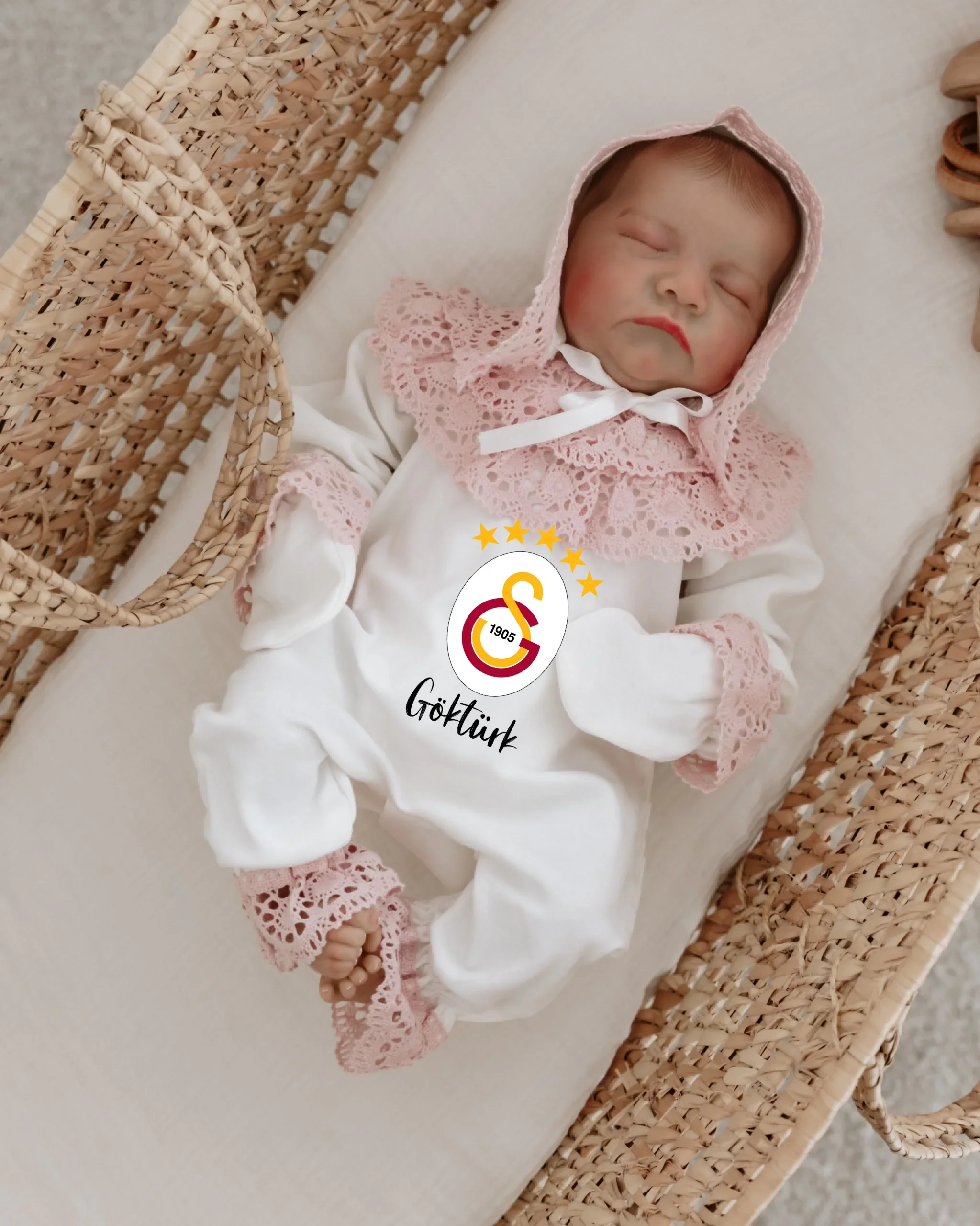 GS-BJK-FB-TS - Exclusieve Geboortepakjes voor Meisjes – Newborn Setje met Kant (4-delige) - Afbeelding 9